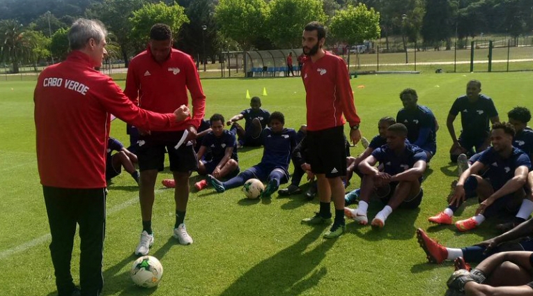 Rui Águas leva 19 convocados para Argélia