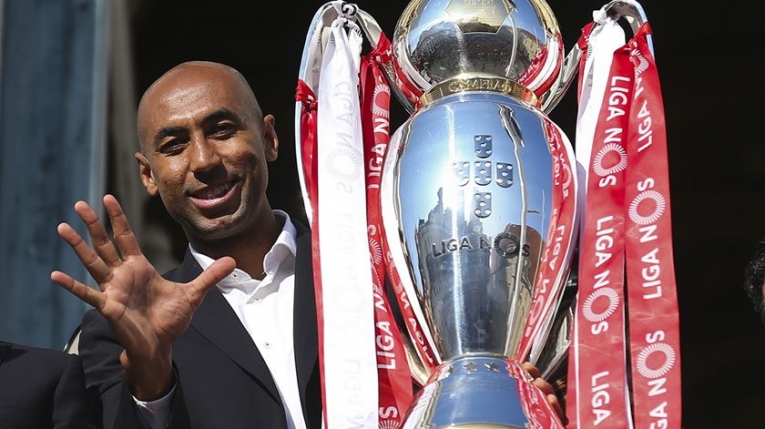 luisao segura a taca benfica tricampeao foto jose sena goulao lusa1297982e base